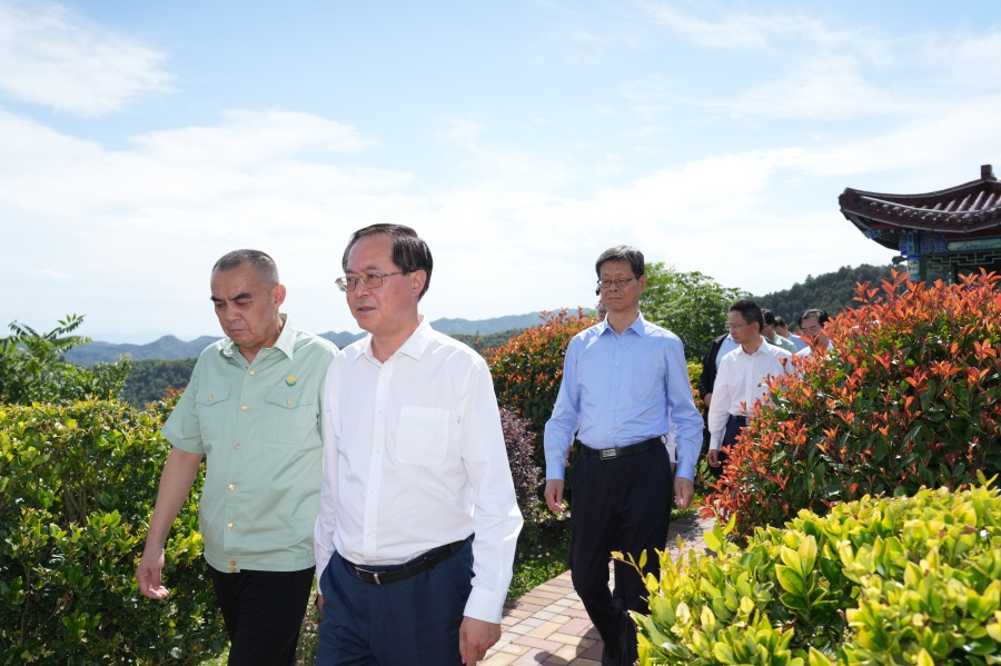 2024.06.23全國(guó)政協(xié)常委、人口資源環(huán)境委員會(huì)主任車俊蒞臨金徽股份視察.jpg