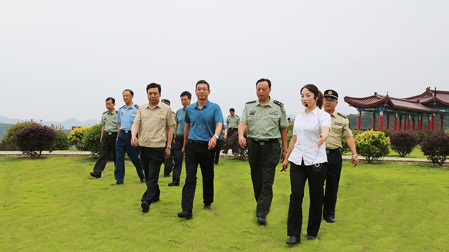 17-2020年7月，省委常委、省軍區(qū)司令員王文清蒞臨金徽股份調(diào)研企業(yè)編兵和綠色礦山建設(shè)工作是表示：金徽股份將民兵作為企業(yè)應(yīng)急救援力量的一員，充分發(fā)揮了民兵作用，立起了在企業(yè)編兵的標(biāo)桿。.jpg