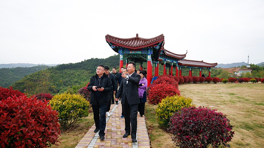 47-2020年4月，新華社甘肅分社社長(zhǎng)任衛(wèi)東蒞臨金徽股份調(diào)研金融服務(wù)實(shí)體經(jīng)濟(jì)及疫后企業(yè)復(fù)工情況。.jpg