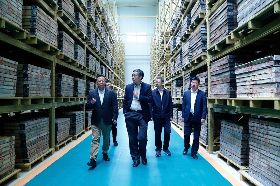 55-2019年4月，全國(guó)綠色礦山建設(shè)標(biāo)準(zhǔn)解讀與經(jīng)驗(yàn)交流研討會(huì)——綠色礦業(yè)發(fā)展萬里行（隴南站）活動(dòng)在金徽股份舉辦。中國(guó)礦業(yè)聯(lián)合會(huì)黨委書記、會(huì)長(zhǎng)彭齊鳴出席主持會(huì)議，并就金徽股份的綠色礦山建設(shè)情況進(jìn)行調(diào)研。.jpg