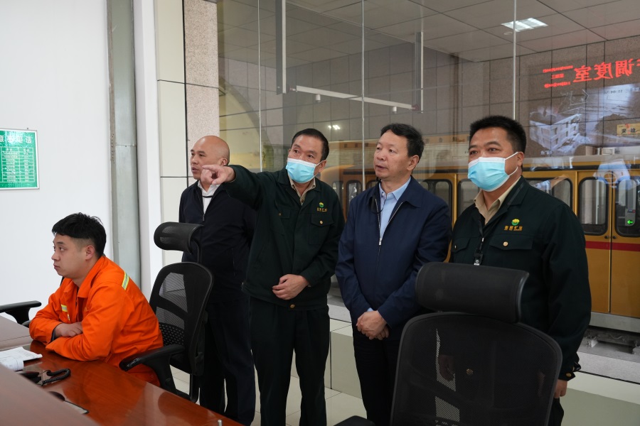 46.2022年5月，省工信廳副廳長(zhǎng)程學(xué)欽蒞臨金徽股份調(diào)研綠色礦山建設(shè)工作.jpg