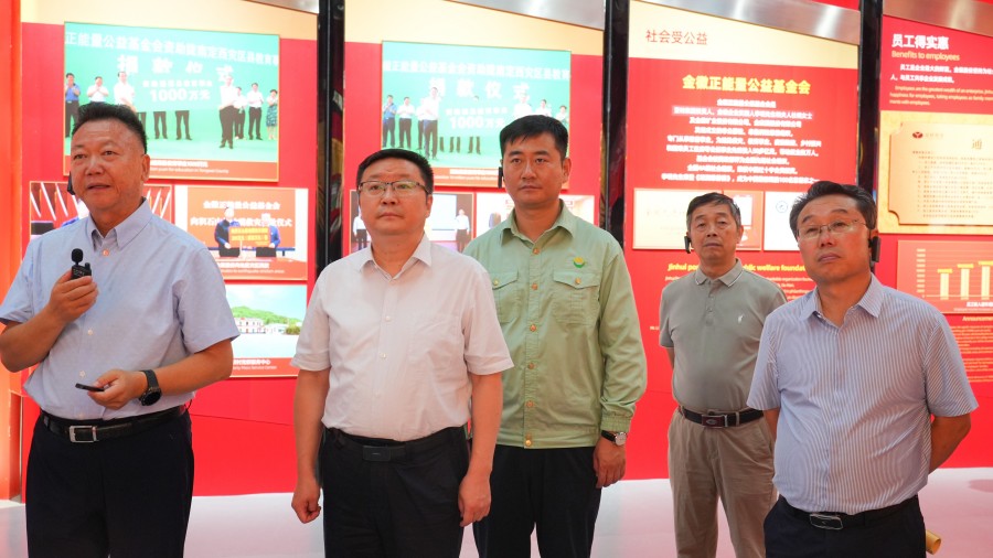 隴南市委副書記、市政府黨組書記、市長(zhǎng)劉永革蒞臨金徽股份調(diào)研_副本.jpg
